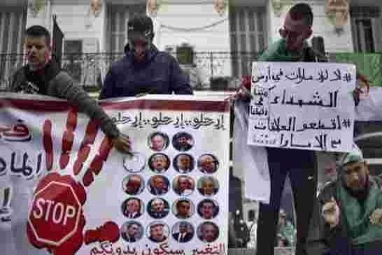 للجمعة السابعة متظاهرون يصرخون ويصرون على رحيل جميع رموز حكم بوتفليقة ورجالاته