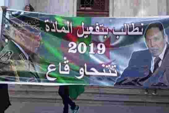 مظاهرات في عدة مدن جزائرية احتجاجا على تعيين بن صالح و قوات الامن تحاول تفريق المتظاهرين بالقوة