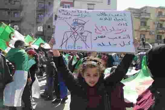 مواصلة الحراك و المسيرات بالعاصمة رغم التعنيف الهمجي خراطيم المياه الساخنة على الطلبة يوم أمس