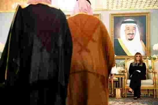 ترامب يتمسخر على الملك سلمان يكفيك تقبيل يد زوجتي “ميلانيا” ثلاث مرات