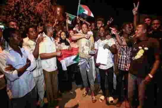 السودانيون يرفضون حكم العسكر بعد إسقاط البشير