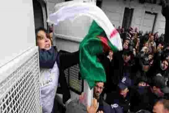 غضب عارم بسبب تجريد ناشطات حقوقيات من ملابسهنّ داخل قسم شرطة براقي
