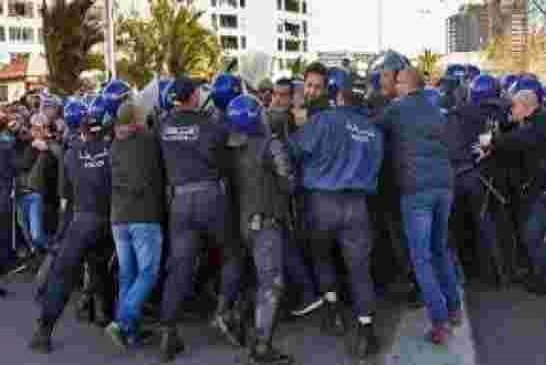 الحكومة غير الشرعية تتنصل من “قمع” الأمن للمسيرات الشعبية السلمية