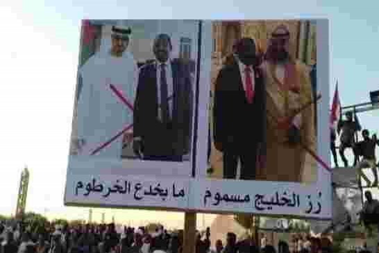 سياسي سوداني يحدر الشعب : ما حلّت الإمارات بأرض ثورةٍ إلا أحالتها إلى خراب
