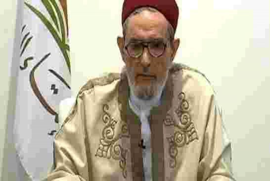 مفتي ليبيا يدعو المسلمين إلى توقيف الحج و العمرة حتى لا يدعموا “فساد حكام السعودية” !