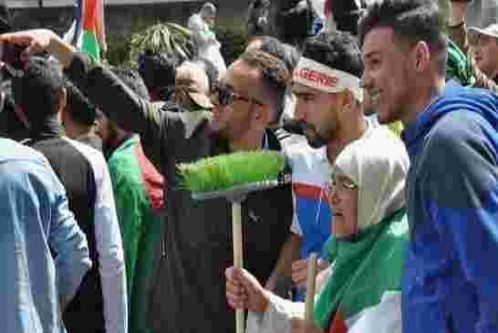 الخالة زهية تتقدم الصفوف الأولى للمحتجين بمكنسة شعار "تتنحاو قاع" فهل تستجيب القايد صالح