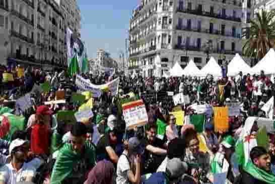 طلاب العاصمة يواصلون مشوار الحراك في ثاني أيام رمضان