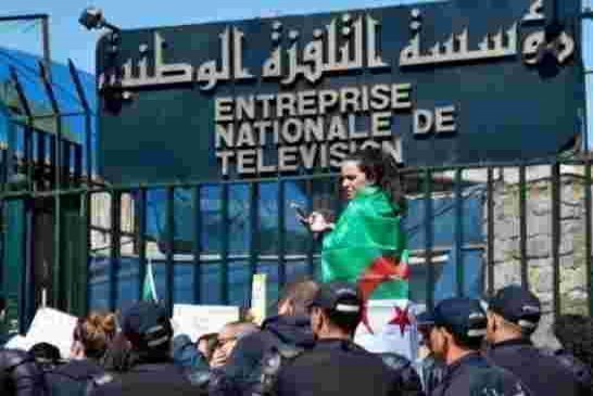 صحفيون بالتلفزيون الحكومي يحتجون على “الرقابة”