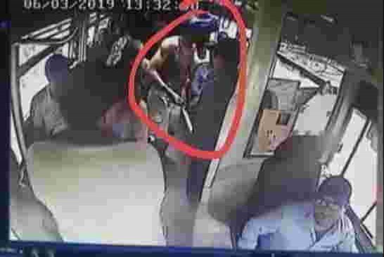 على شكل انفلات أمني شخص مسلح بالسيوف يسرق مغاربة داخل حافلة بأكادير في واضحة النهار