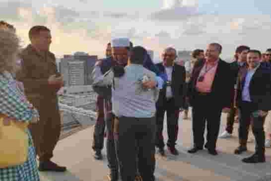 إمام تونسي يزور تل ابيب ويعانق جنودا إسرائيليين بحرارة ويدعو لهم بالنصر على الشعب الفلسطيني