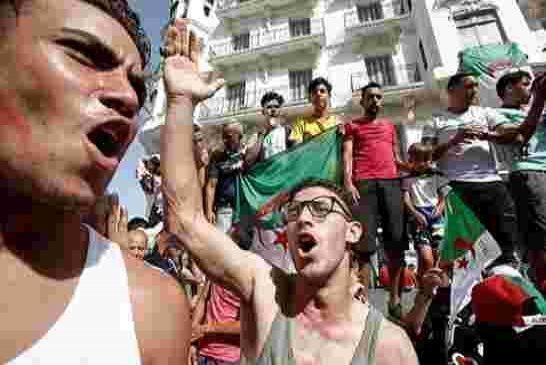 احتفالات فوز الجزائر وتونس تنتهي بدهس وقتلى وشغب وعبور حدود!