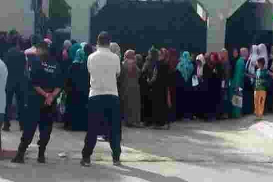 احتجاج العشرات من المواطنين على إقصائهم من مساكين اجتماعية بسيدي بلعباس