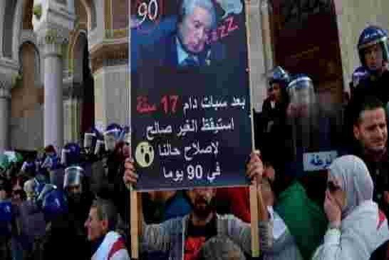 بن صالح: ”يرمي كرة رحيل الحكومة لعوائق دستورية”