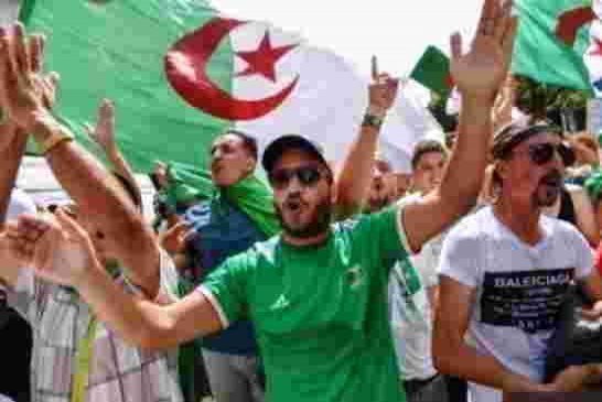 عشرات الطلاب يعرقلون اجتماعا لهيئة الحوار الوطني