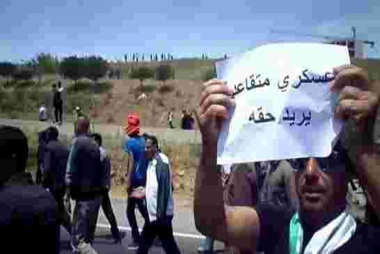 متقاعدو الجيش يشلون حركة السير بالطريق السيار