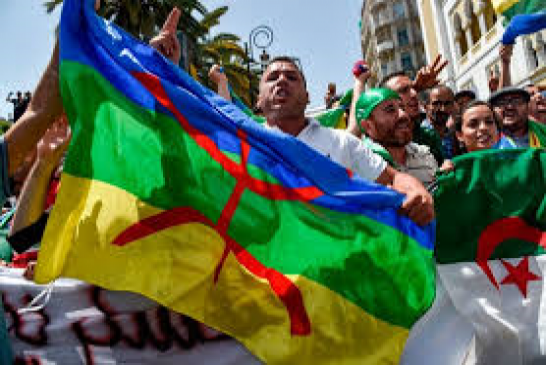 القبض على متظاهر في حراك الطلبة في العاصمة بسبب حمل الراية الأمازيغية