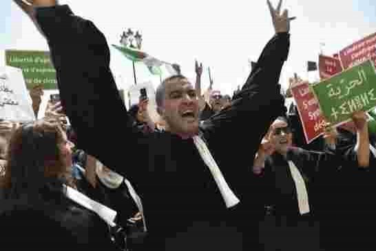Le barreau d’Alger menace de boycotter les procédures de poursuites contre les manifestants
