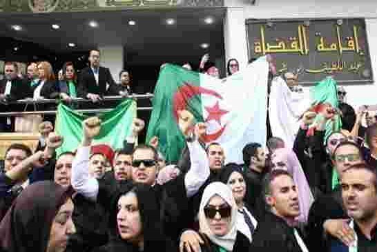 الشعب و القضاة يتظاهرون من أجل الإستقلال الحقيقي