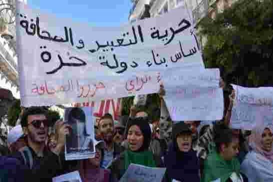 القمع والتضييقات يخرج الصحافيين الى الشارع