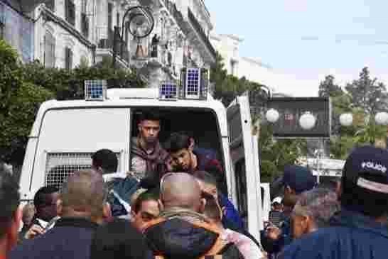 Urgent I Gaz lacrymogènes et arrestations en masse à Alger Centre