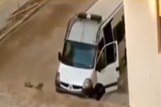 فضيحة:رجل أمن مغربي يمارس الجنس داخل سيارة بحماية الحكومة