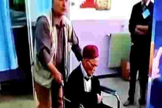 تلفزيون العصابة يستعين بالموتى في مكاتب التصويت