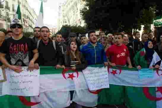 للثلاثاء 45 وفي عدد من ولايات الوطن الطلبة يصرون على متواصلة الحراك في آخر يوم من سنة 2019