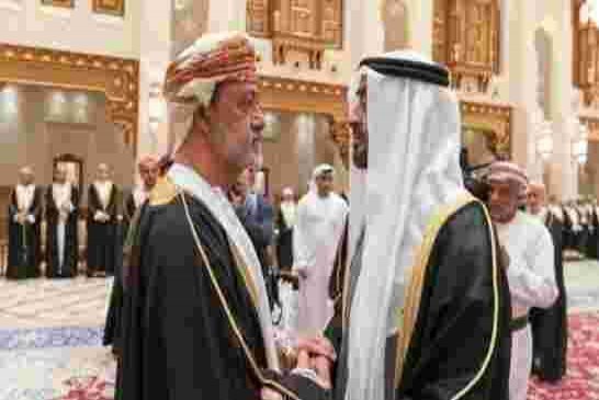 نظرات السلطان هيثم بن طارق الغير ودية لـ”بن زايد” تُشعل مواقع التواصل الإجتماعي