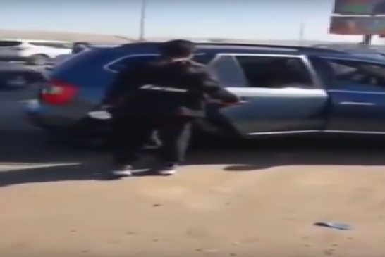 بسبب الخوف من كورونا سائق مصري يخرج سائح صيني من السيارة و يهرب