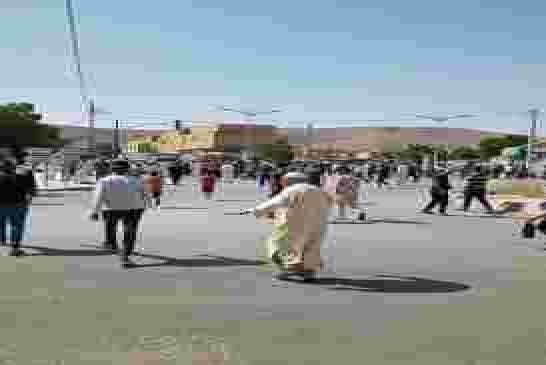 ثورة الجياع بتيارت مسيرة كبيرة و قطع الطريق وسط المدينة من المواطنين و تجار غاضين