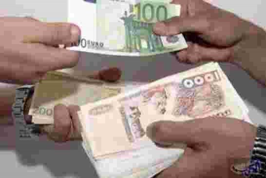 الدينار يواصل الانهيار إلى أدنى مستوى في 3 أشهر