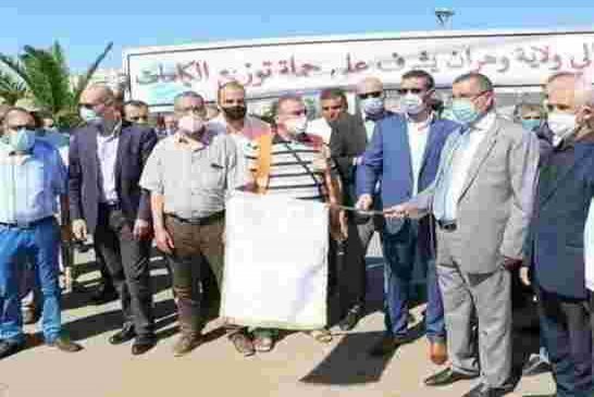 في الجزائر فقط وفد رفيع المستوى لإعطاء إشارة توزيع الكمامات في ولاية وهران