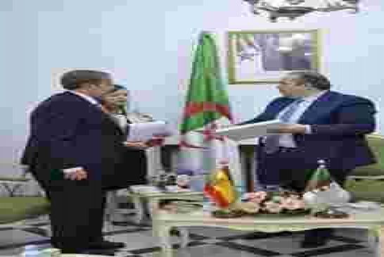 أبو الفضل بعجي يستقل السفير الاسباني في الجزائر