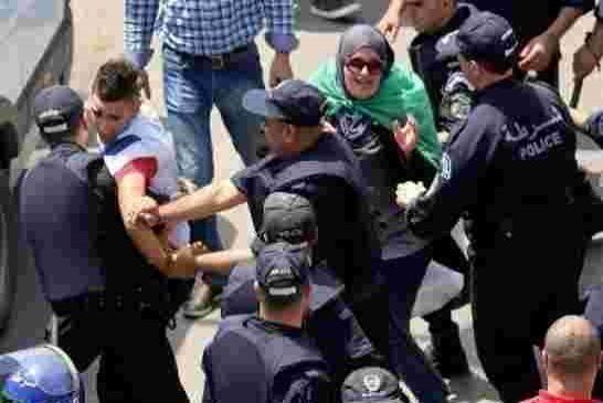 صحيفة “فايننشال تايمز” تصطف مع الحراك الشعبي الجزائري و تقصف عصابة الجنرالات