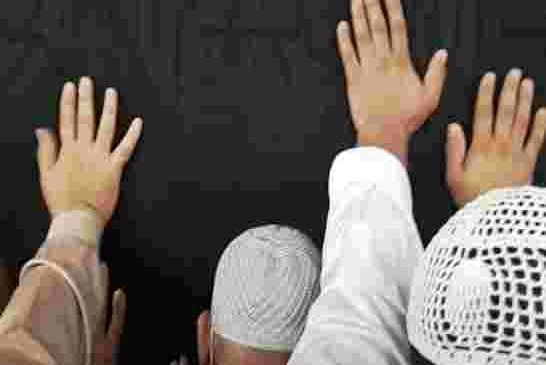 السلطات السعودية تمنع لمس الكعبة خلال الحج