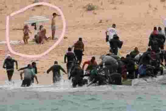 صورة رعب معبّرة لنساء يرتدين البيكيني و يستمتعن بالشمس أمام مهاجرين غير شرعيين من الجزائر