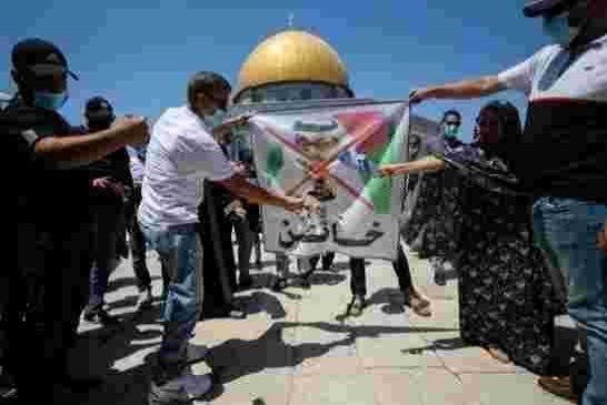 فلسطينيون يحرقون صور شيطان العرب محمد بن زايد رداً على اتفاق التطبيع مع إسرائيل