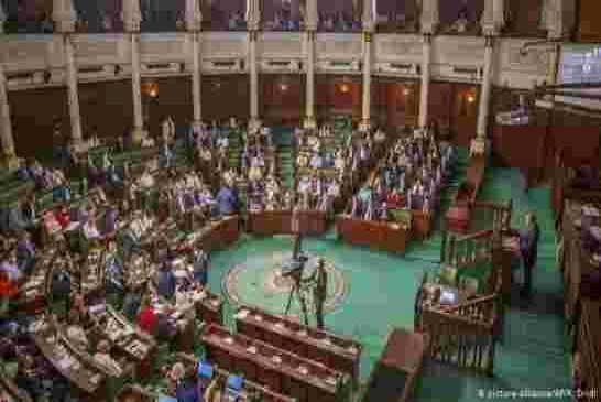 برلمان تونس يمنح الثقة لحكومة تكنوقراط برئاسة المشيشي