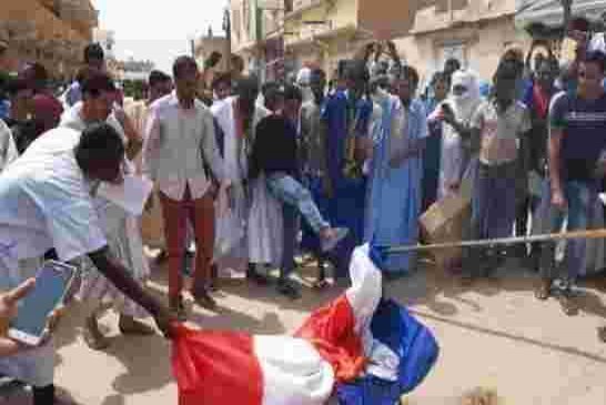 موريتانيون يحرقون علم فرنسا ويدعون لمقاطعة صادراتها إحتجاجا على الرسوم المسيئة للنبي محمد"ص"
