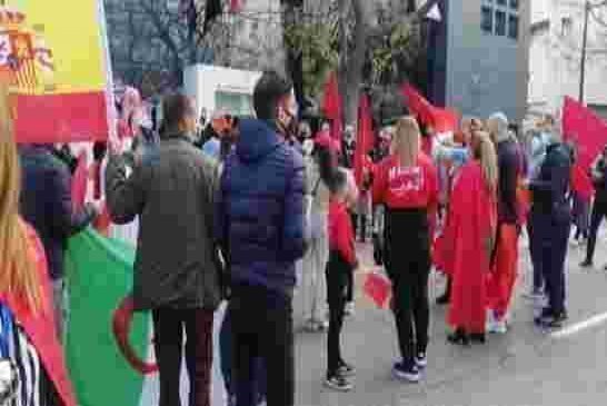 في سابقة أعلام جزائرية في وقفة تدعم تدخل المغرب بالكركرات تبرهن عن الأخوة بين الشعب الجزائري و المغر