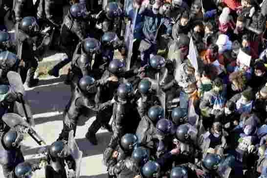 آلاف المتظاهرين في تونس يتحدون الطوق الأمني لتنظيم احتجاجات مناهضة للنظام