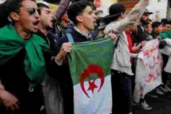 مئات الطلبة الجزائريين يخرجون لتظاهر رغم حصار المسيرات