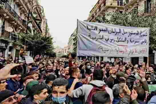 شعار الطلبة اليوم تعديل الدستور وحل البرلمان العفو مسرحية والمشكل راهو في الشرعية لا توفيق لا نزار ل