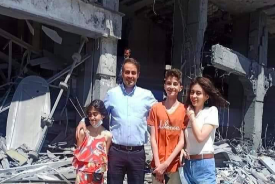 في قمة العزة و الكرامة عائلة أحد مالكي “برج الجوهرة” في غزة تقف مبتسمة على أنقاضه فداء للقدس
