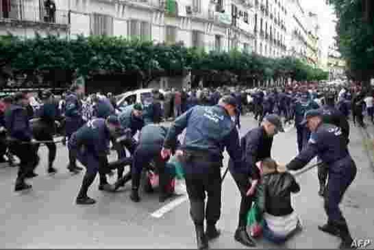 الرابطة الجزائرية للدفاع عن حقوق الإنسان تستنكر الأحكام الضالمة لـ20 ناشط في الحراك الشعبي