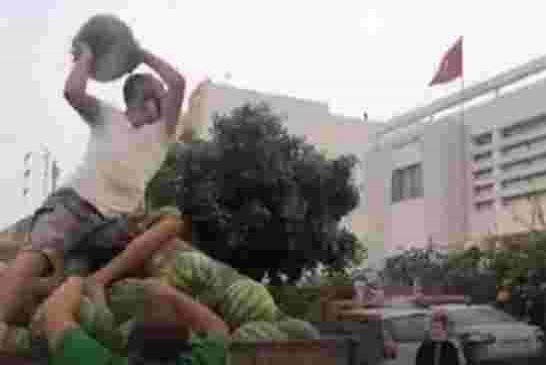 سجن بائع بطيخ تونسي لرفضه دفع رشوة الى الأمن