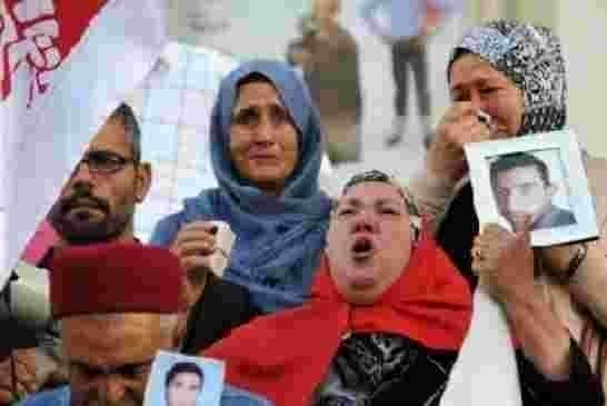عائلات تونسية تطالب الدولة بمعرفة مصير أبنائهم المفقودين في البحر بسبب الهجرة غير الشرعية