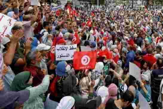 احتجاجات واسعة في تونس تطالب بإعادة البرلمان للعمل وتشكيل المحكمة الدستورية وتحذّر من عودة الاستبداد