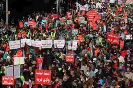 أردنيون يواصلون احتجاجهم ضد مقايضة الكهرباء بالماء مع إسرائيل