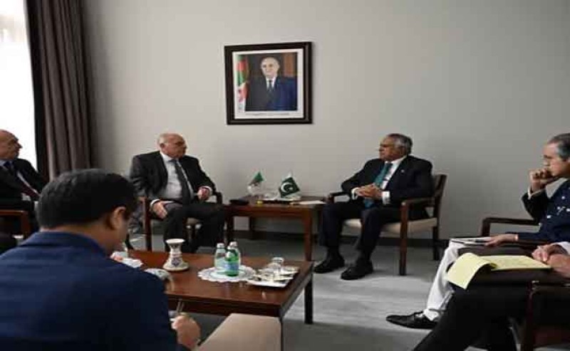 عطاف يتباحث مع نظيره الباكستاني لتعزيز العلاقات الثنائية